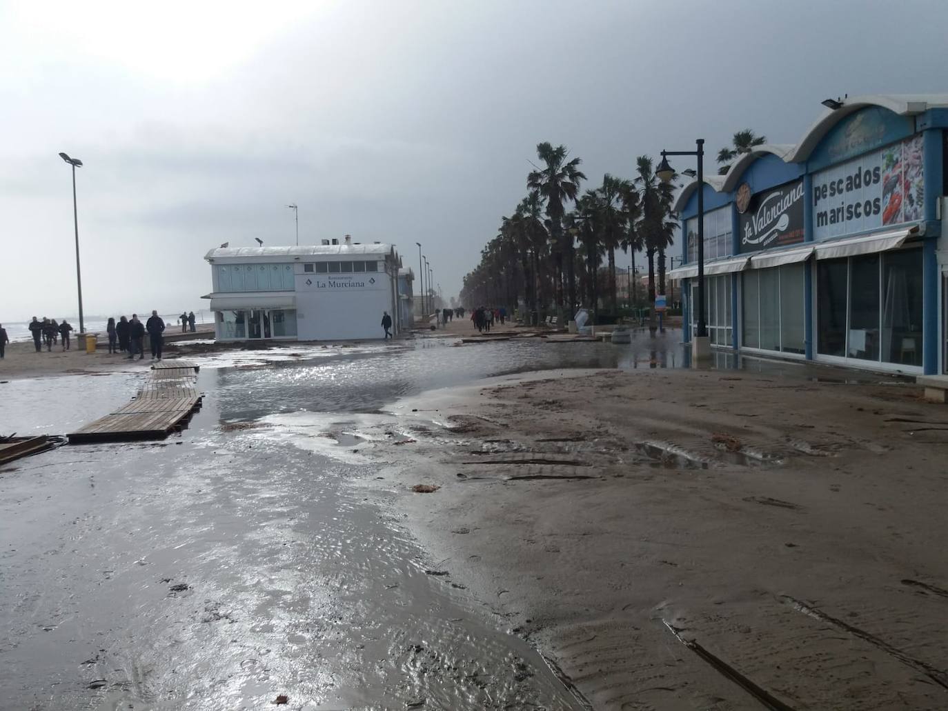 El temporal amaina tras dejar a su paso todo el litoral destrozado y lluvias de 800 litros, granizadas cerca del mar, desbordamiento de ríos, olas de hasta ocho metros, nevadas copiosas de casi 90 centímetros de espesor, rescates, pueblos aislados...