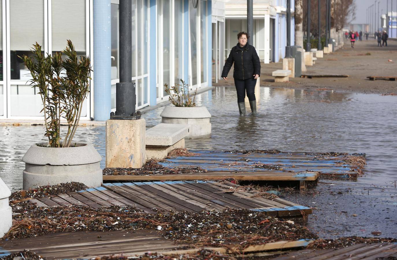 El temporal amaina tras dejar a su paso todo el litoral destrozado y lluvias de 800 litros, granizadas cerca del mar, desbordamiento de ríos, olas de hasta ocho metros, nevadas copiosas de casi 90 centímetros de espesor, rescates, pueblos aislados...