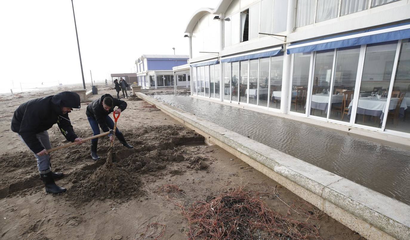 El temporal amaina tras dejar a su paso todo el litoral destrozado y lluvias de 800 litros, granizadas cerca del mar, desbordamiento de ríos, olas de hasta ocho metros, nevadas copiosas de casi 90 centímetros de espesor, rescates, pueblos aislados...