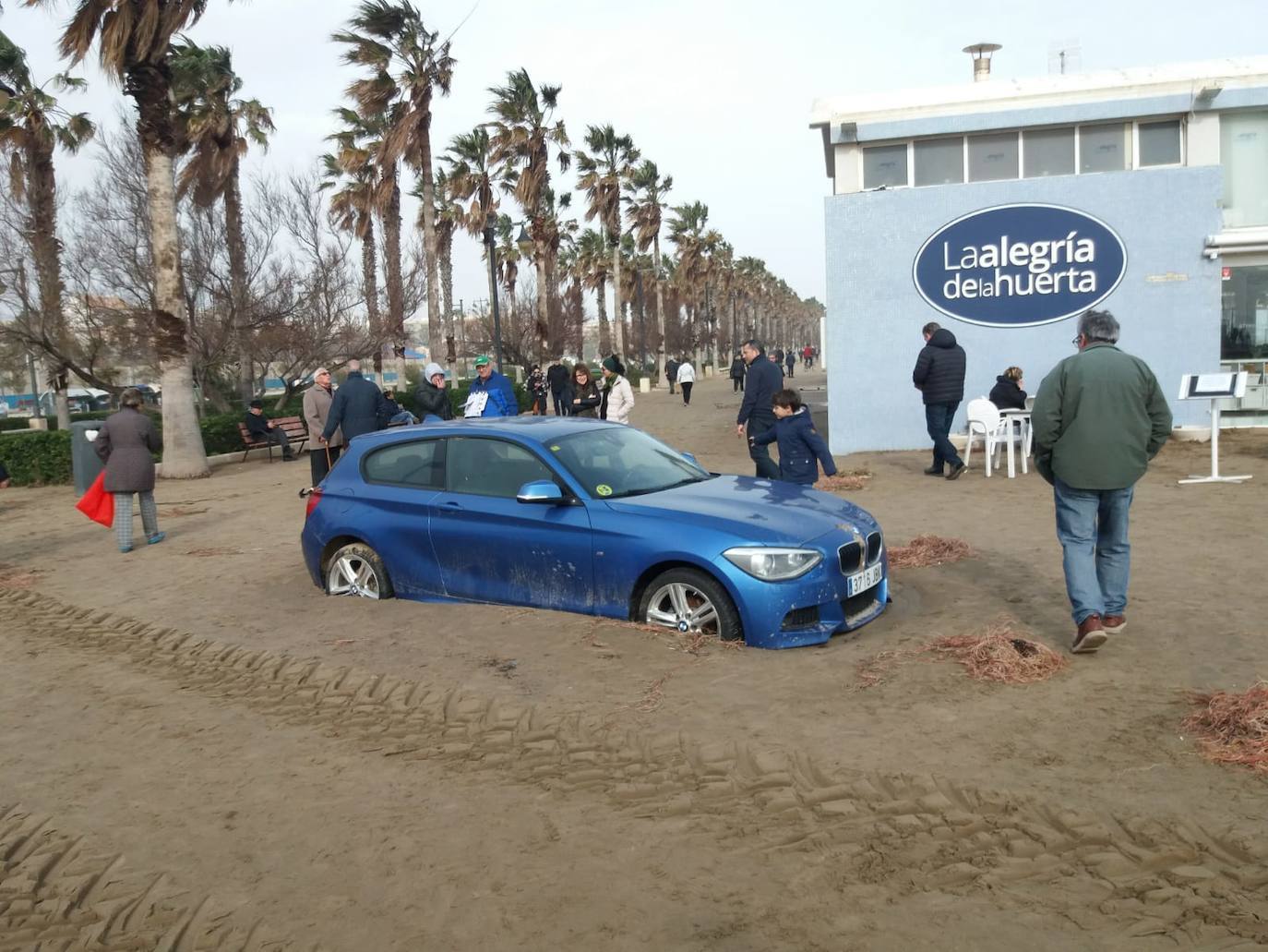 El temporal amaina tras dejar a su paso todo el litoral destrozado y lluvias de 800 litros, granizadas cerca del mar, desbordamiento de ríos, olas de hasta ocho metros, nevadas copiosas de casi 90 centímetros de espesor, rescates, pueblos aislados...