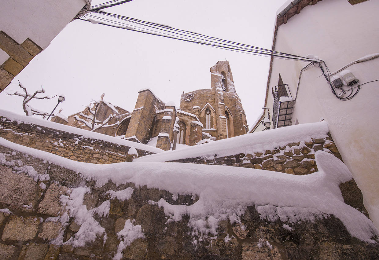 El temporal amaina tras dejar a su paso todo el litoral destrozado y lluvias de 800 litros, granizadas cerca del mar, desbordamiento de ríos, olas de hasta ocho metros, nevadas copiosas de casi 90 centímetros de espesor, rescates, pueblos aislados...