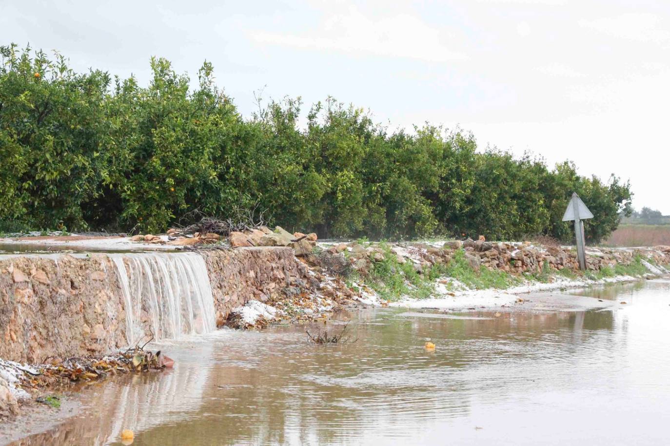 El temporal amaina tras dejar a su paso todo el litoral destrozado y lluvias de 800 litros, granizadas cerca del mar, desbordamiento de ríos, olas de hasta ocho metros, nevadas copiosas de casi 90 centímetros de espesor, rescates, pueblos aislados...