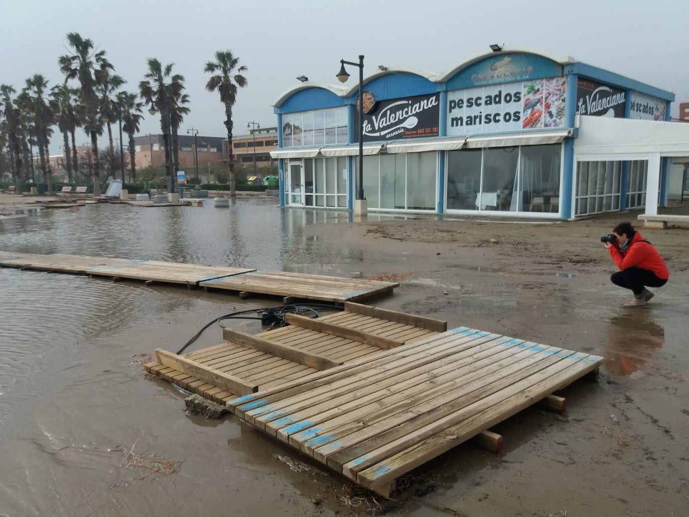 El temporal amaina tras dejar a su paso todo el litoral destrozado y lluvias de 800 litros, granizadas cerca del mar, desbordamiento de ríos, olas de hasta ocho metros, nevadas copiosas de casi 90 centímetros de espesor, rescates, pueblos aislados...