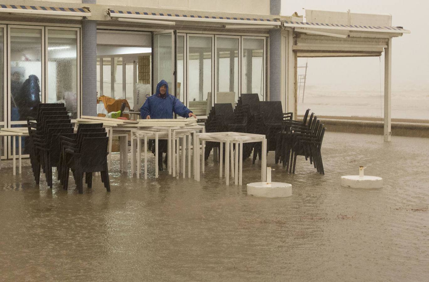 El temporal amaina tras dejar a su paso todo el litoral destrozado y lluvias de 800 litros, granizadas cerca del mar, desbordamiento de ríos, olas de hasta ocho metros, nevadas copiosas de casi 90 centímetros de espesor, rescates, pueblos aislados...
