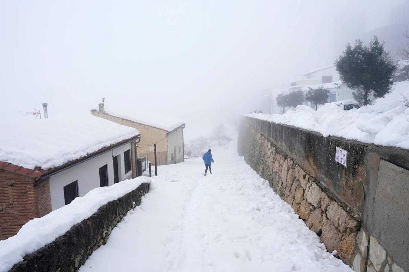 El temporal amaina tras dejar a su paso todo el litoral destrozado y lluvias de 800 litros, granizadas cerca del mar, desbordamiento de ríos, olas de hasta ocho metros, nevadas copiosas de casi 90 centímetros de espesor, rescates, pueblos aislados...