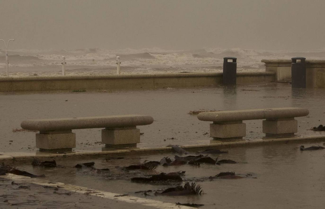 El temporal amaina tras dejar a su paso todo el litoral destrozado y lluvias de 800 litros, granizadas cerca del mar, desbordamiento de ríos, olas de hasta ocho metros, nevadas copiosas de casi 90 centímetros de espesor, rescates, pueblos aislados...