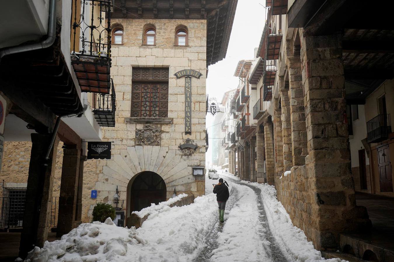 El temporal amaina tras dejar a su paso todo el litoral destrozado y lluvias de 800 litros, granizadas cerca del mar, desbordamiento de ríos, olas de hasta ocho metros, nevadas copiosas de casi 90 centímetros de espesor, rescates, pueblos aislados...