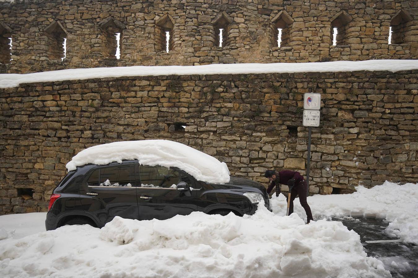 El temporal amaina tras dejar a su paso todo el litoral destrozado y lluvias de 800 litros, granizadas cerca del mar, desbordamiento de ríos, olas de hasta ocho metros, nevadas copiosas de casi 90 centímetros de espesor, rescates, pueblos aislados...