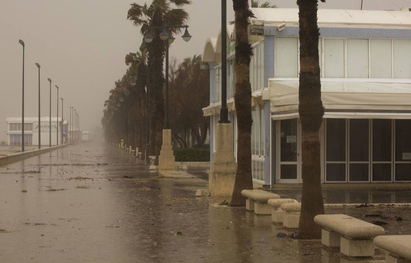 El temporal amaina tras dejar a su paso todo el litoral destrozado y lluvias de 800 litros, granizadas cerca del mar, desbordamiento de ríos, olas de hasta ocho metros, nevadas copiosas de casi 90 centímetros de espesor, rescates, pueblos aislados...