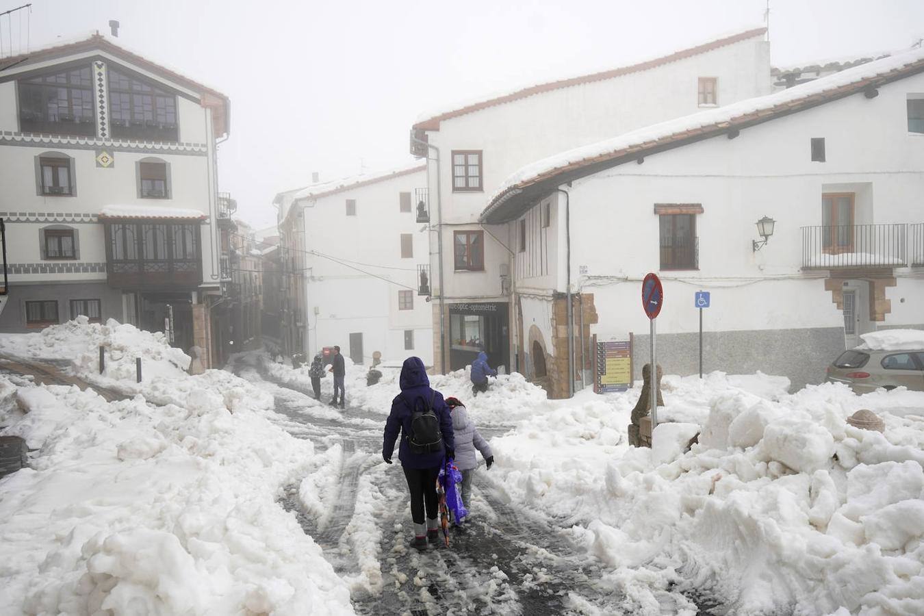 El temporal amaina tras dejar a su paso todo el litoral destrozado y lluvias de 800 litros, granizadas cerca del mar, desbordamiento de ríos, olas de hasta ocho metros, nevadas copiosas de casi 90 centímetros de espesor, rescates, pueblos aislados...