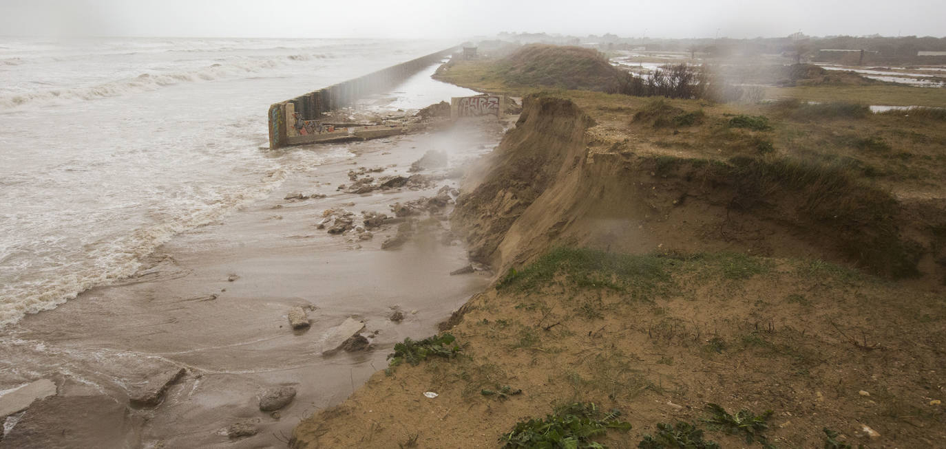 El temporal amaina tras dejar a su paso todo el litoral destrozado y lluvias de 800 litros, granizadas cerca del mar, desbordamiento de ríos, olas de hasta ocho metros, nevadas copiosas de casi 90 centímetros de espesor, rescates, pueblos aislados...