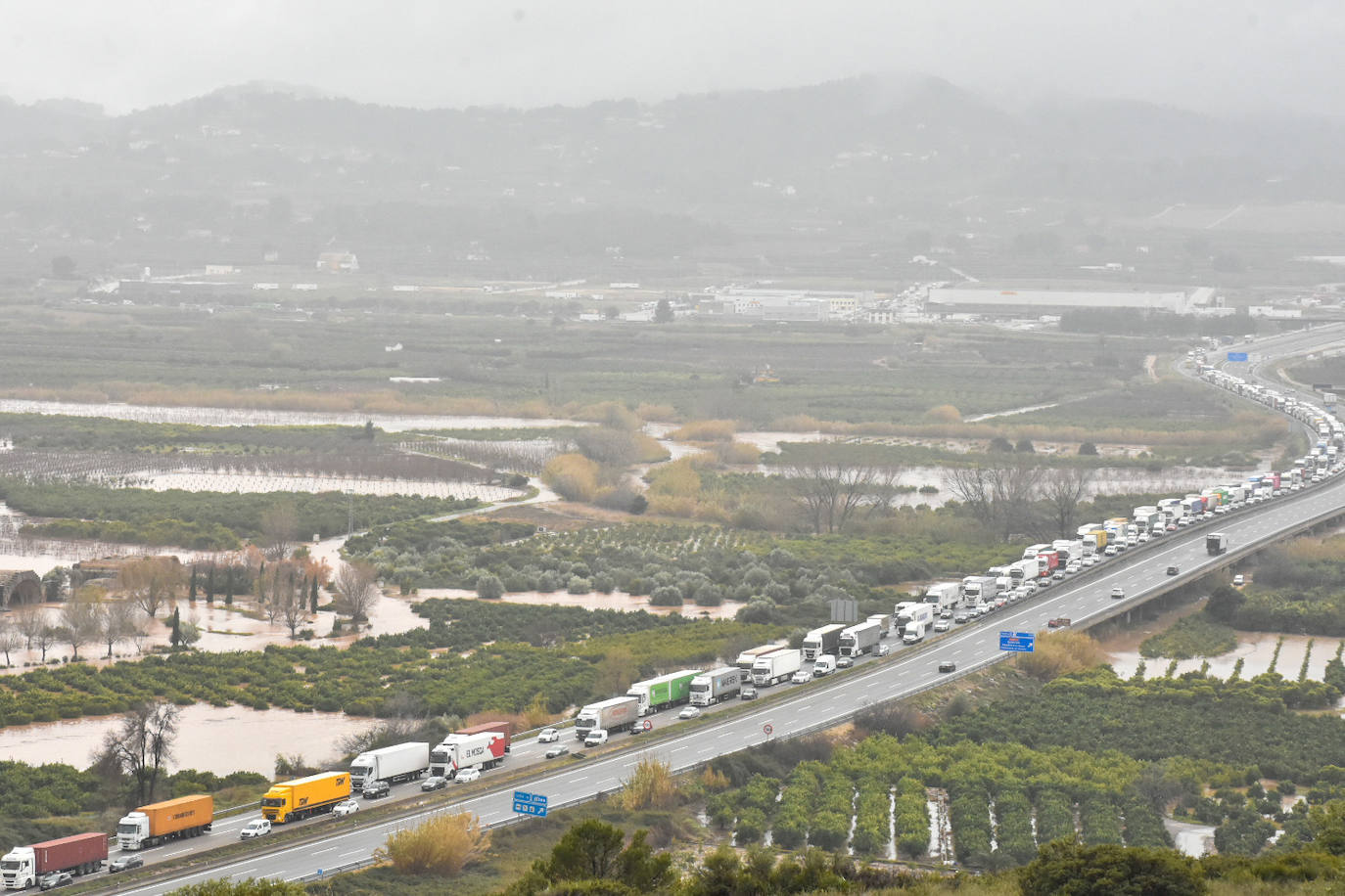 El temporal amaina tras dejar a su paso todo el litoral destrozado y lluvias de 800 litros, granizadas cerca del mar, desbordamiento de ríos, olas de hasta ocho metros, nevadas copiosas de casi 90 centímetros de espesor, rescates, pueblos aislados...