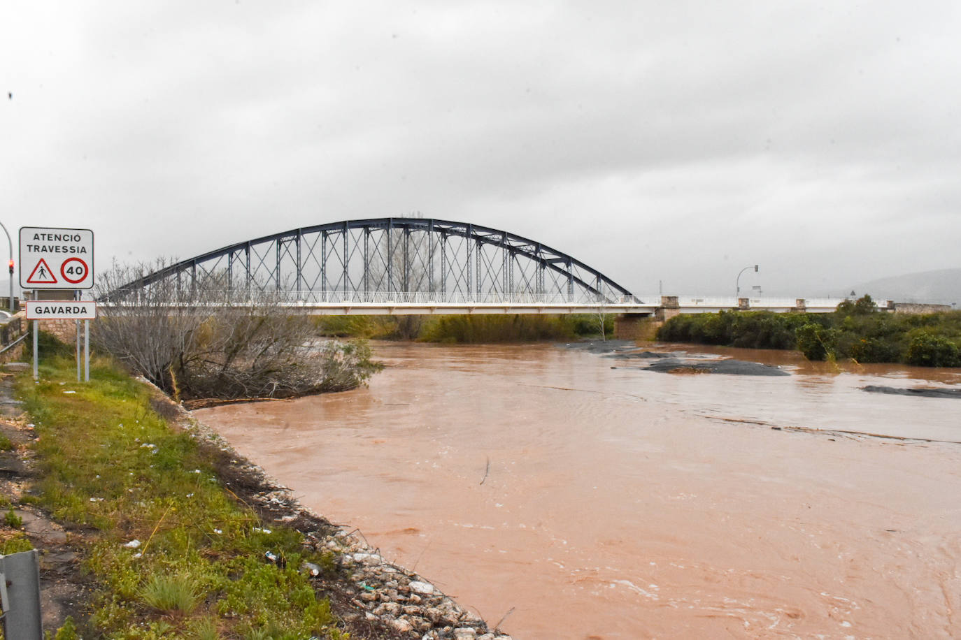 El temporal amaina tras dejar a su paso todo el litoral destrozado y lluvias de 800 litros, granizadas cerca del mar, desbordamiento de ríos, olas de hasta ocho metros, nevadas copiosas de casi 90 centímetros de espesor, rescates, pueblos aislados...
