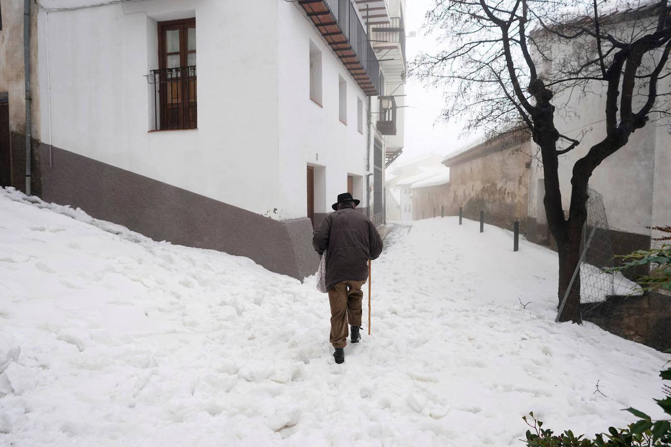 El temporal amaina tras dejar a su paso todo el litoral destrozado y lluvias de 800 litros, granizadas cerca del mar, desbordamiento de ríos, olas de hasta ocho metros, nevadas copiosas de casi 90 centímetros de espesor, rescates, pueblos aislados...