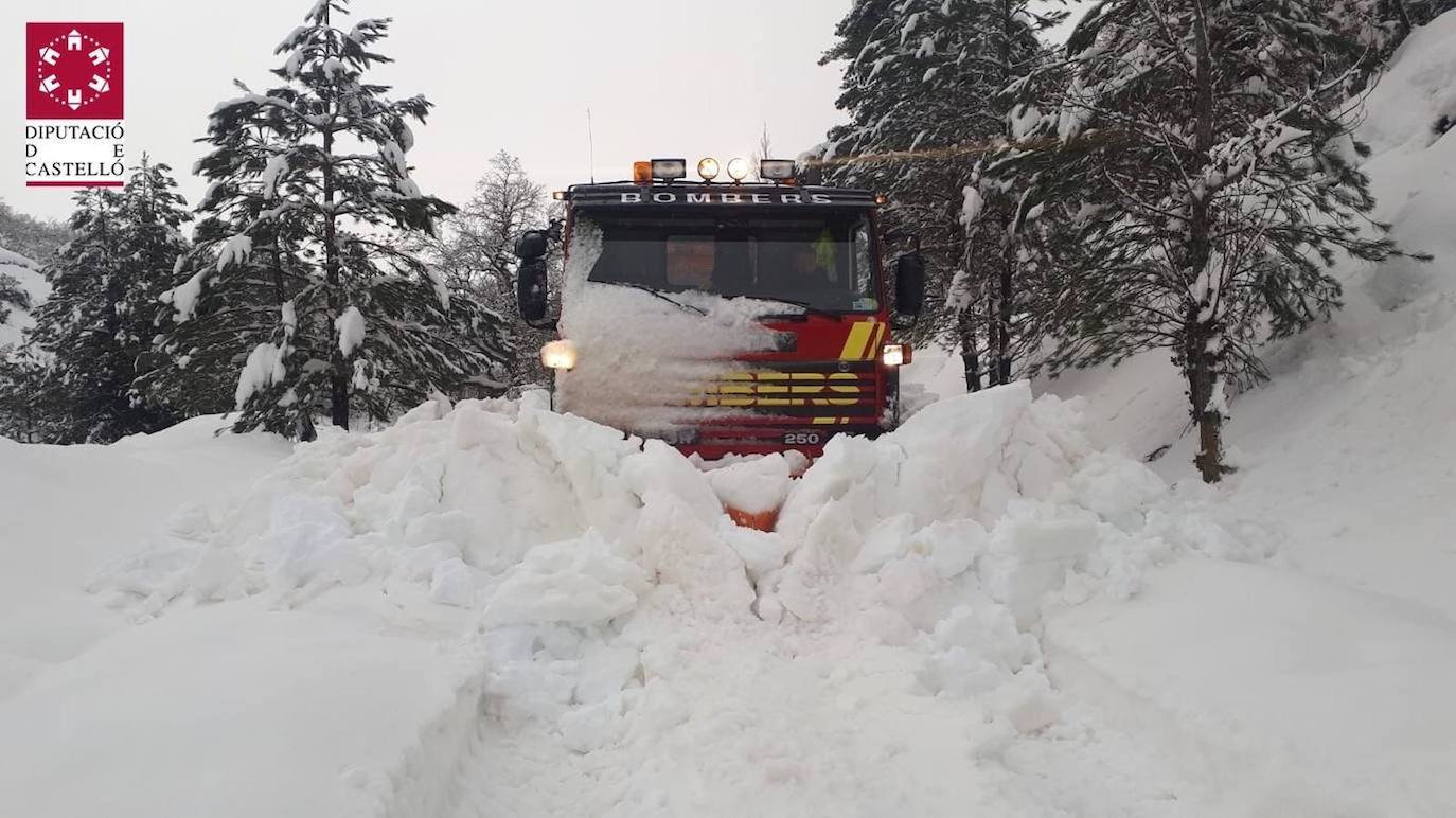 El temporal amaina tras dejar a su paso todo el litoral destrozado y lluvias de 800 litros, granizadas cerca del mar, desbordamiento de ríos, olas de hasta ocho metros, nevadas copiosas de casi 90 centímetros de espesor, rescates, pueblos aislados...