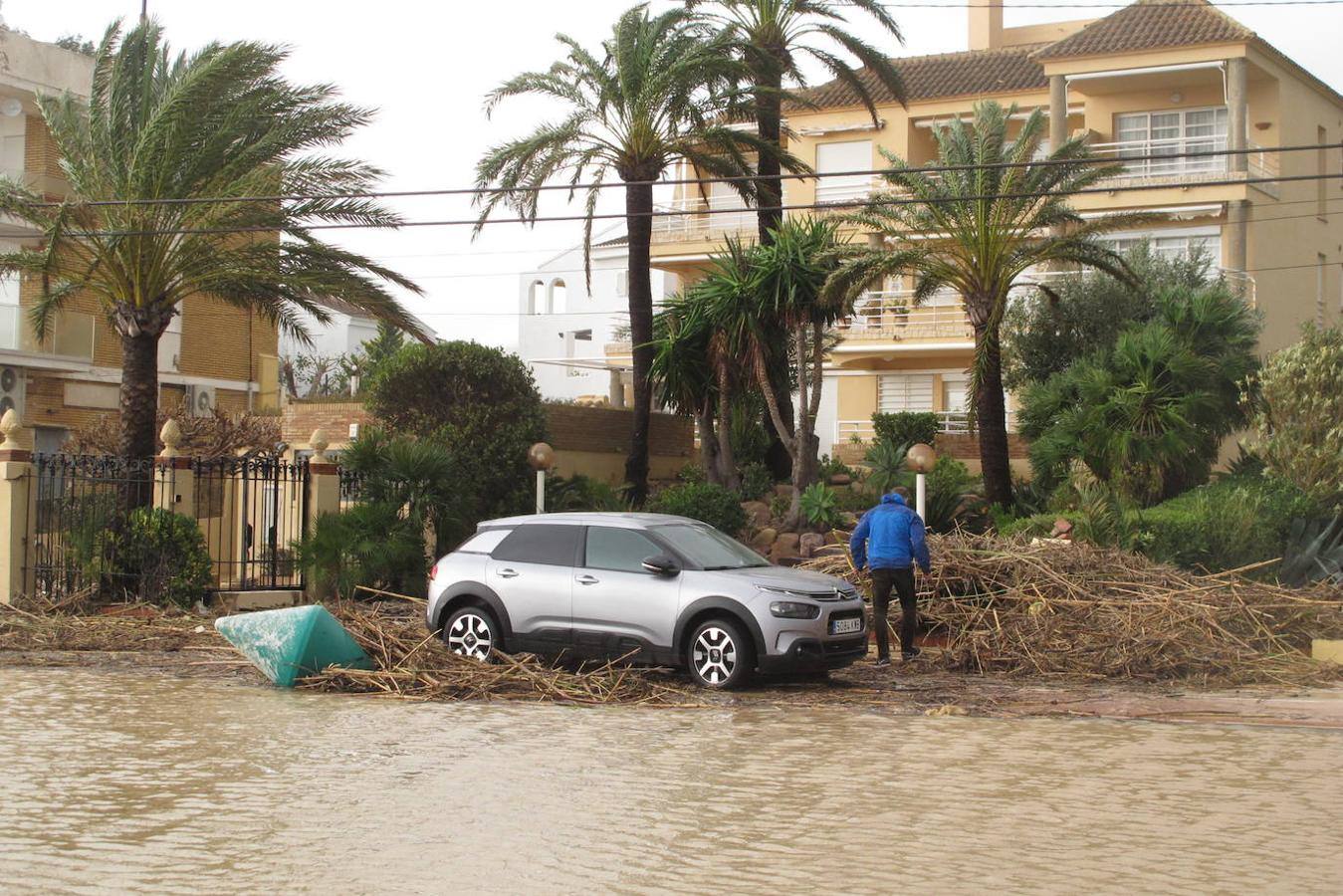 El temporal amaina tras dejar a su paso todo el litoral destrozado y lluvias de 800 litros, granizadas cerca del mar, desbordamiento de ríos, olas de hasta ocho metros, nevadas copiosas de casi 90 centímetros de espesor, rescates, pueblos aislados...