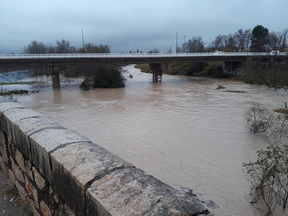 El temporal amaina tras dejar a su paso todo el litoral destrozado y lluvias de 800 litros, granizadas cerca del mar, desbordamiento de ríos, olas de hasta ocho metros, nevadas copiosas de casi 90 centímetros de espesor, rescates, pueblos aislados...