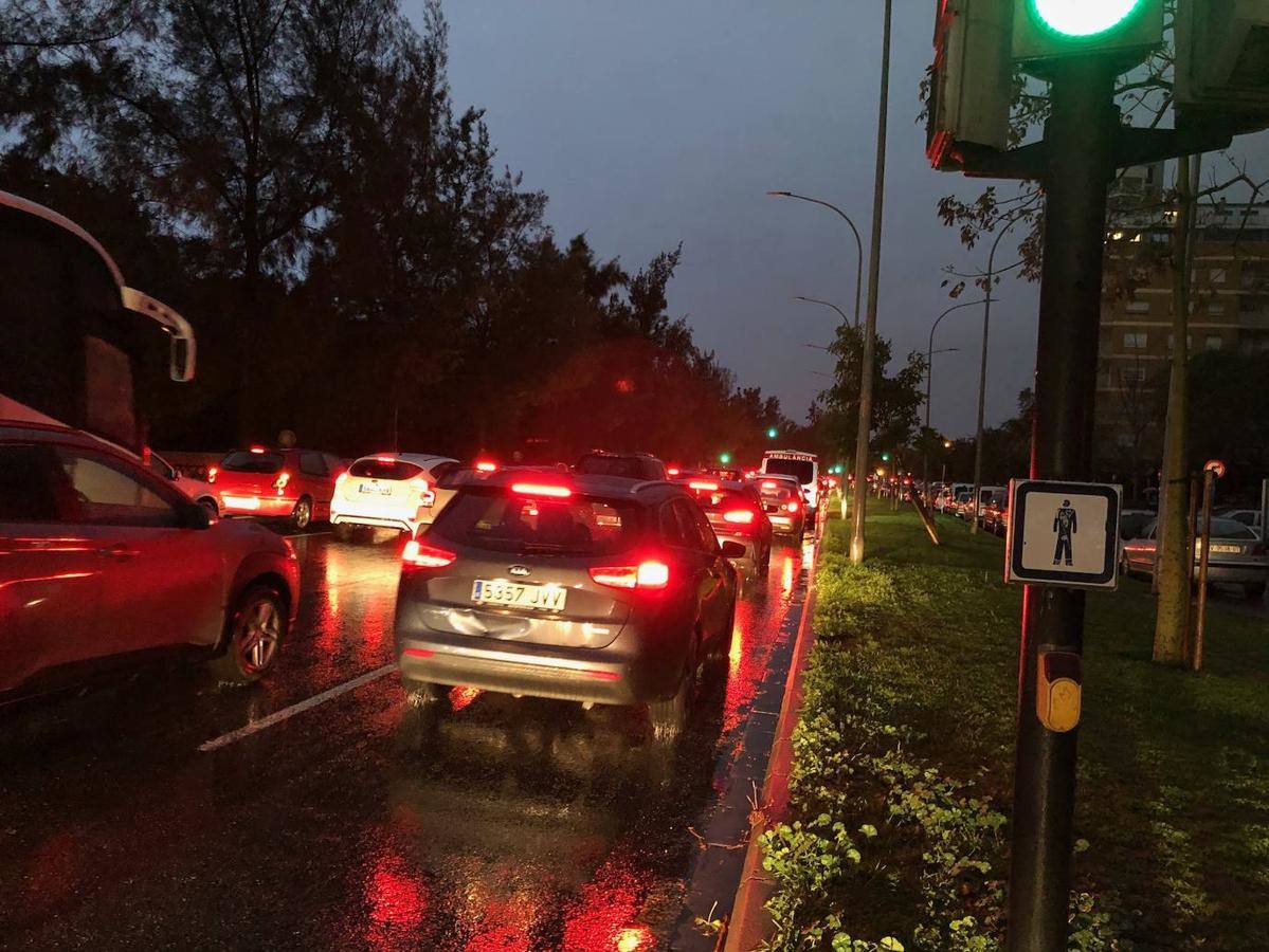 El temporal amaina tras dejar a su paso todo el litoral destrozado y lluvias de 800 litros, granizadas cerca del mar, desbordamiento de ríos, olas de hasta ocho metros, nevadas copiosas de casi 90 centímetros de espesor, rescates, pueblos aislados...