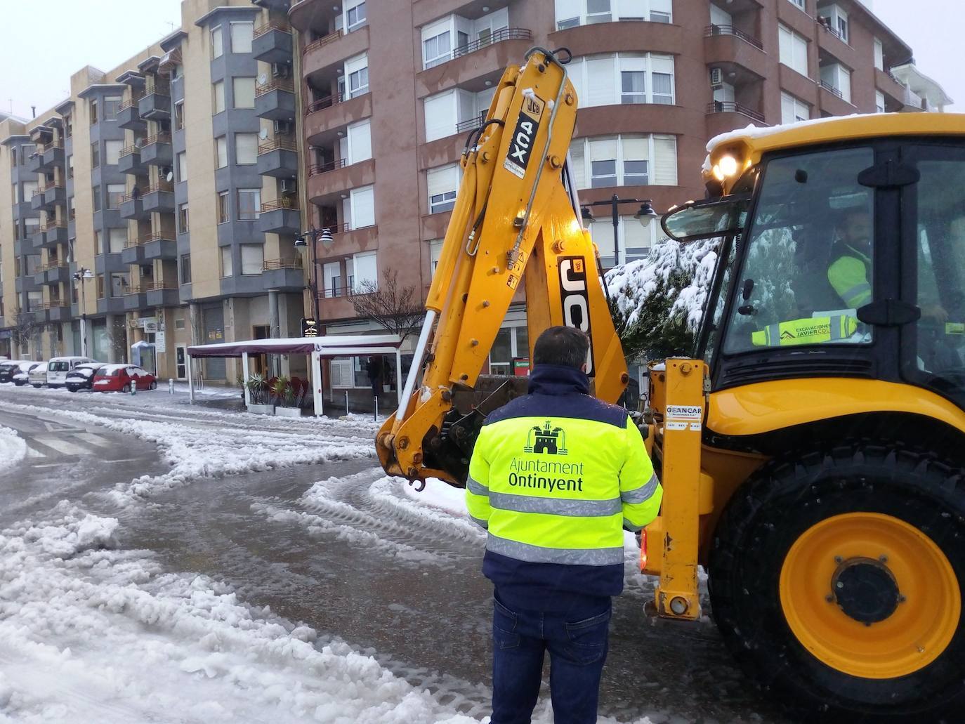El temporal amaina tras dejar a su paso todo el litoral destrozado y lluvias de 800 litros, granizadas cerca del mar, desbordamiento de ríos, olas de hasta ocho metros, nevadas copiosas de casi 90 centímetros de espesor, rescates, pueblos aislados...