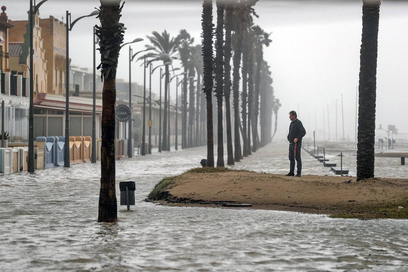 El temporal amaina tras dejar a su paso todo el litoral destrozado y lluvias de 800 litros, granizadas cerca del mar, desbordamiento de ríos, olas de hasta ocho metros, nevadas copiosas de casi 90 centímetros de espesor, rescates, pueblos aislados...