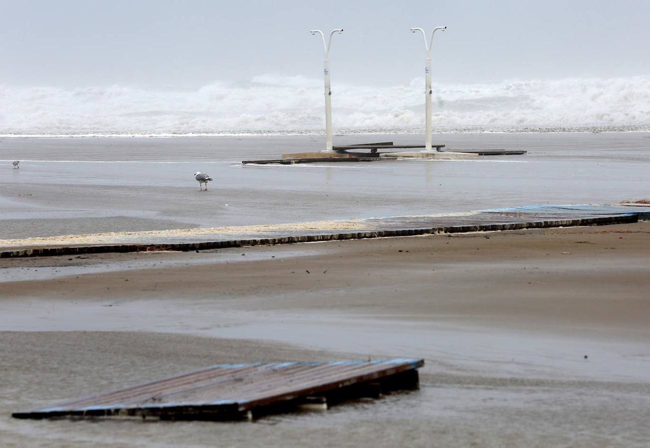 El temporal amaina tras dejar a su paso todo el litoral destrozado y lluvias de 800 litros, granizadas cerca del mar, desbordamiento de ríos, olas de hasta ocho metros, nevadas copiosas de casi 90 centímetros de espesor, rescates, pueblos aislados...