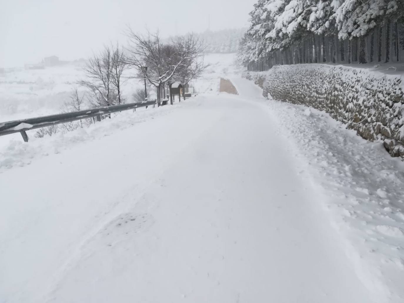 El temporal amaina tras dejar a su paso todo el litoral destrozado y lluvias de 800 litros, granizadas cerca del mar, desbordamiento de ríos, olas de hasta ocho metros, nevadas copiosas de casi 90 centímetros de espesor, rescates, pueblos aislados...