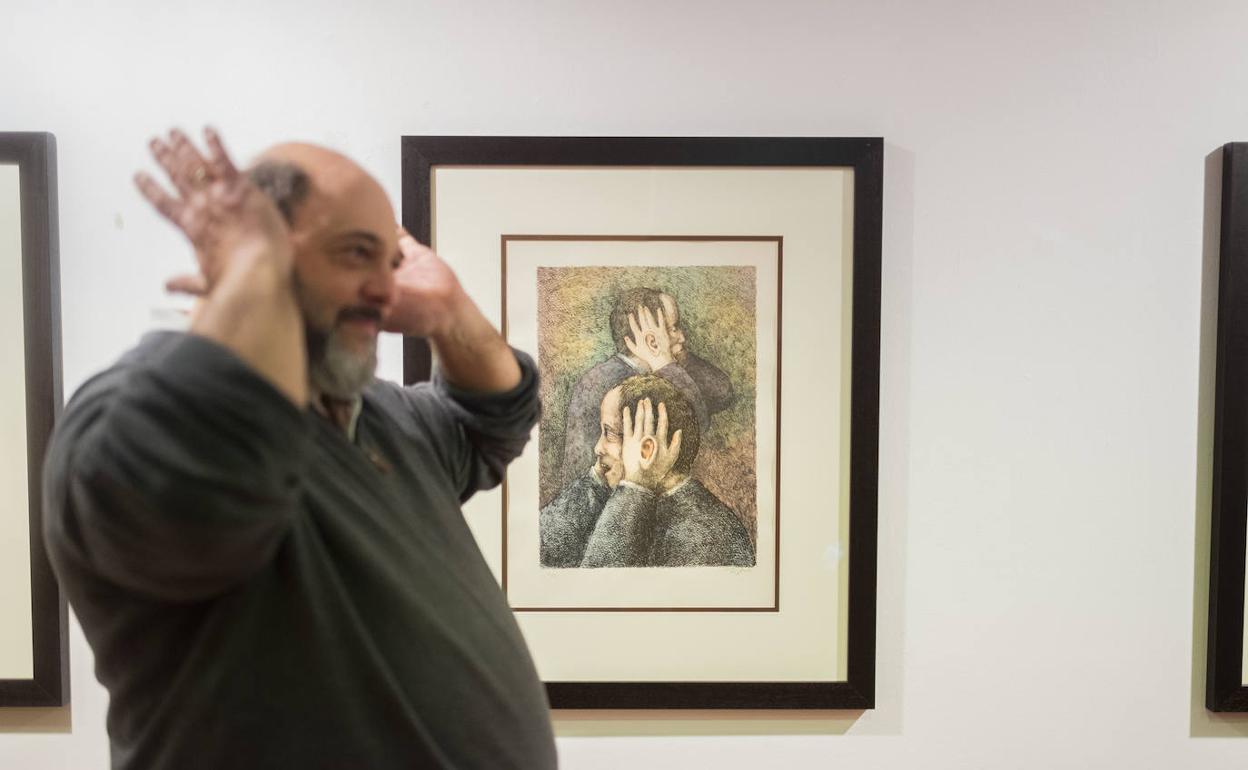 El comisario Asier Mensuro inauguró esta mañana la exposición con una visita guiada para la prensa 