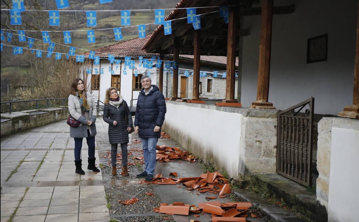 La diputada de Ciudadanos mirando el tejado en Caleao. :: román