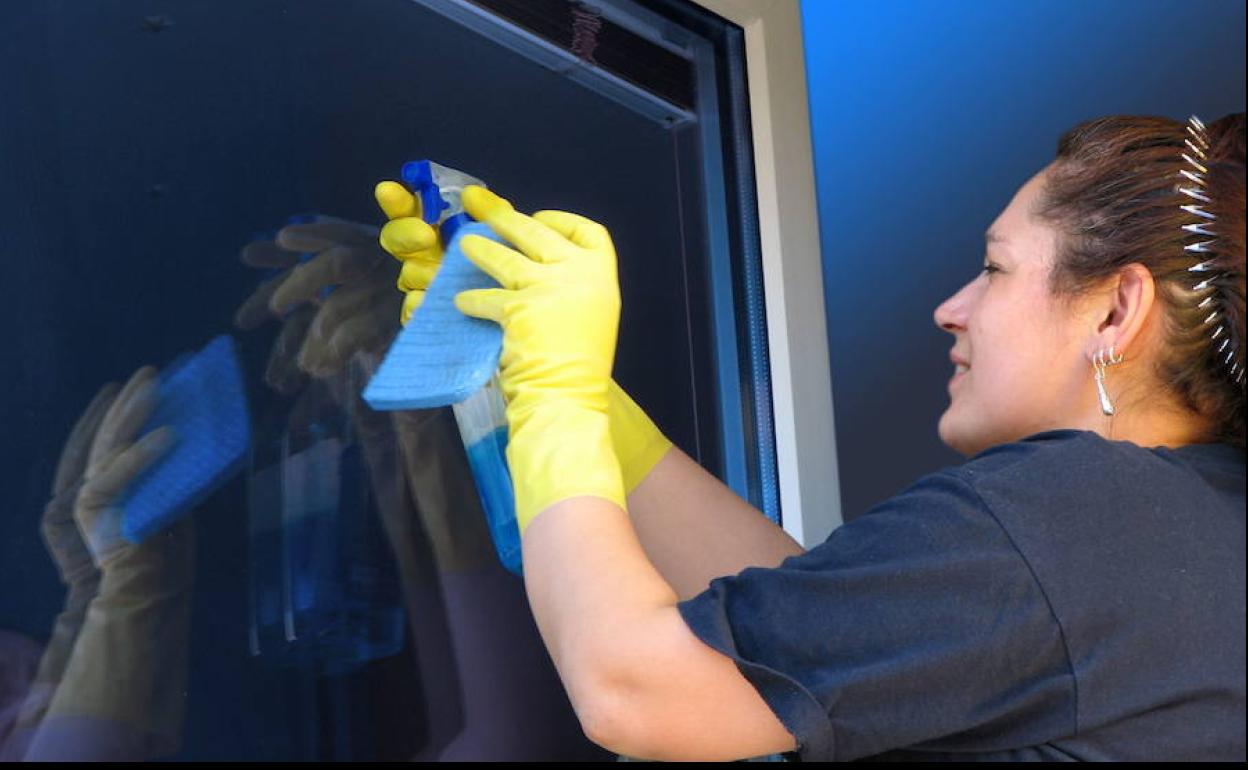 Seis de cada diez beneficiarios de la subida del salario mínimo son mujeres