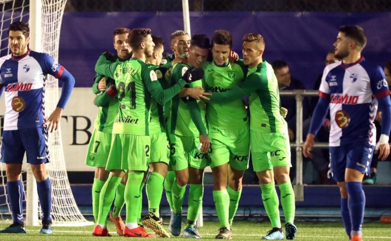 Los jugadores del Leganés celebran el gol de la victoria frente al Ebro.