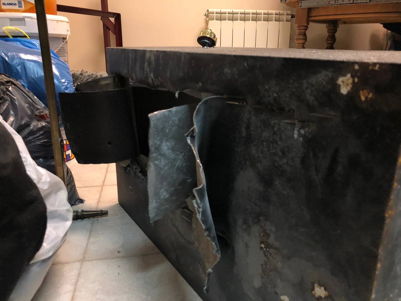 Los ladrones accedieron a los locales a través de un edificio sin ocupar y entraron a todas las naves por el tejado mediante la técnica del butrón. 