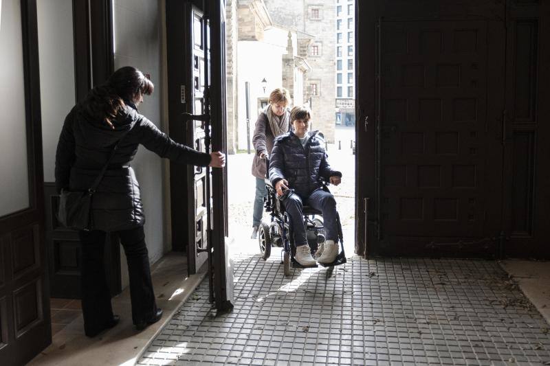 La concejala de Bienestar Social y Derechos, Natalia González, y la concejala de Participación Ciudadana, Mercados y Consumo, Salomé Díaz Toral, visitaron la Casa Paquet junto a COCEMFE y representantes de los grupos políticos municipales. 