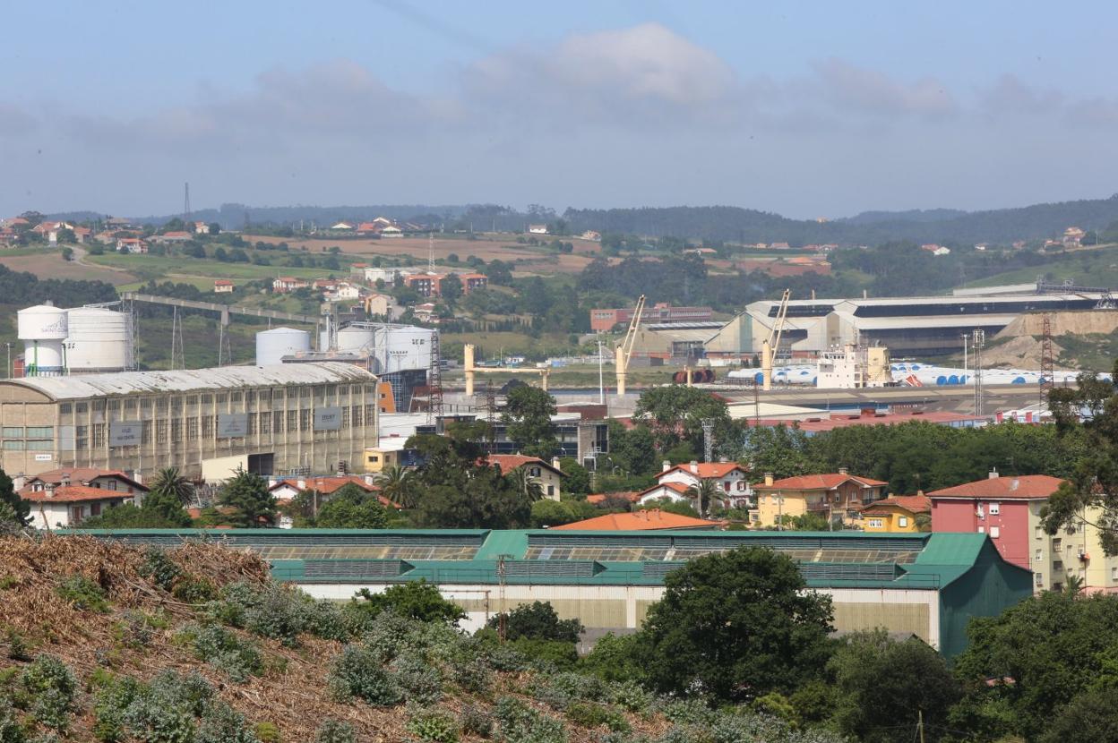 Vista general de la actividad industrial en el entorno de la ría avilesina, con Saint-Gobain a la izquierda, el puerto y las naves de Alu Ibérica al fondo a la derecha. 