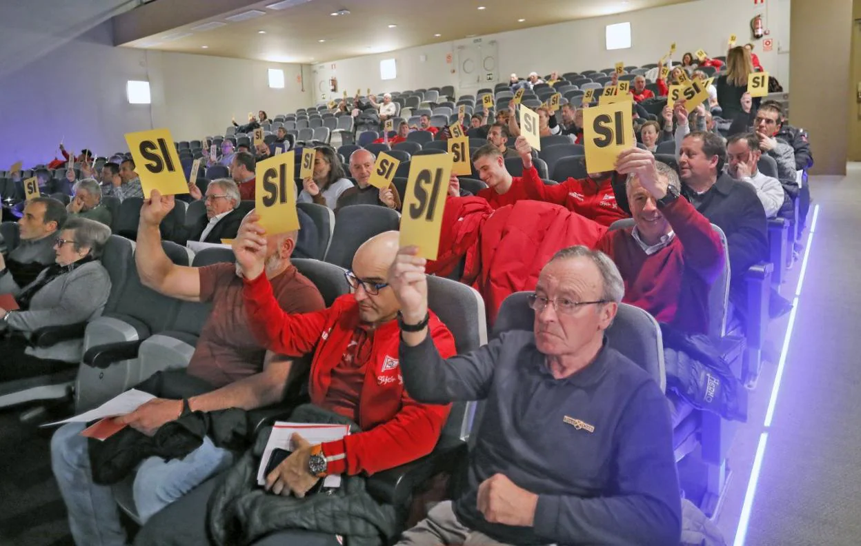 Los socios del Grupo Covadonga votan el calendario en la asamblea extraordinaria. 