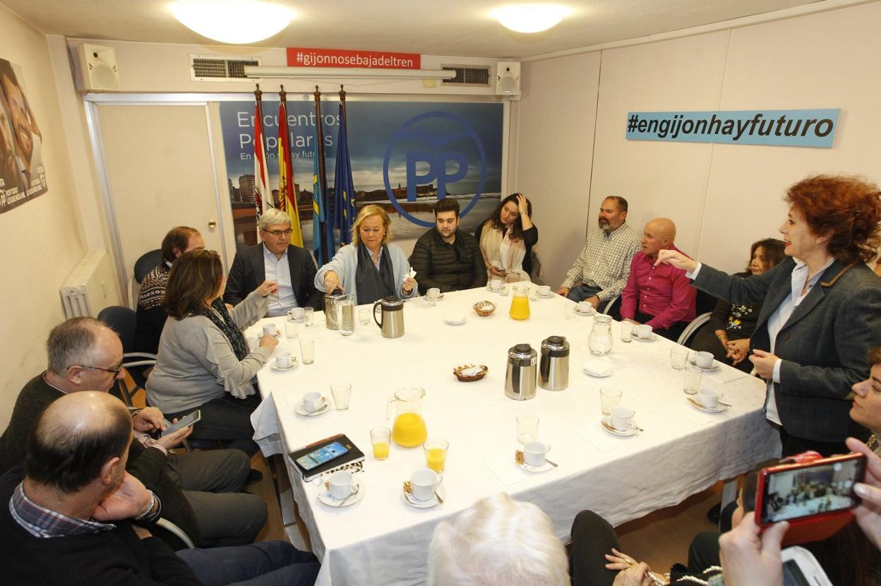 Marín, con Mercedes Fernández, en la asamblea local del PP. :: PAÑEDA