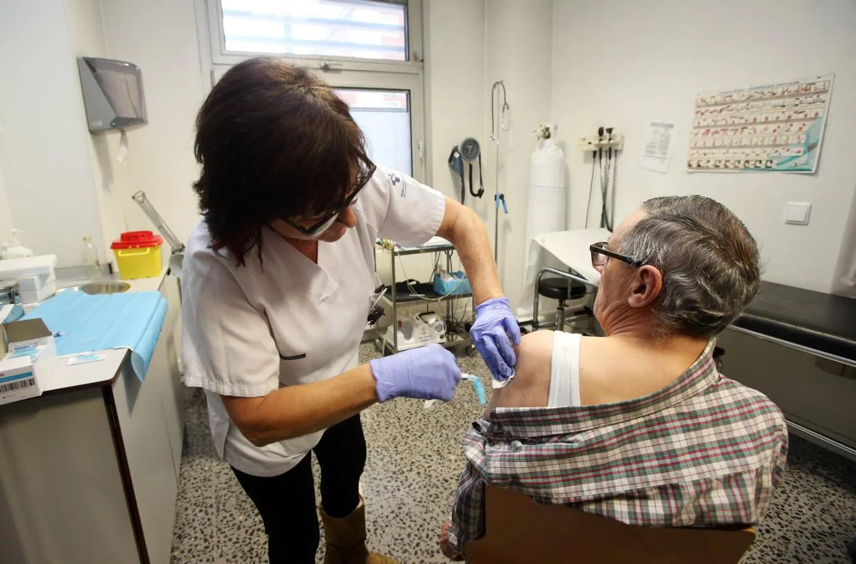 Un hombre recibe la vacuna en el centro de salud de Teatinos. 