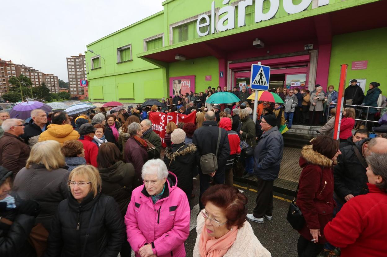 Los vecinos de Llaranes secundaron varias manifestaciones por la continuidad del supermercado. 