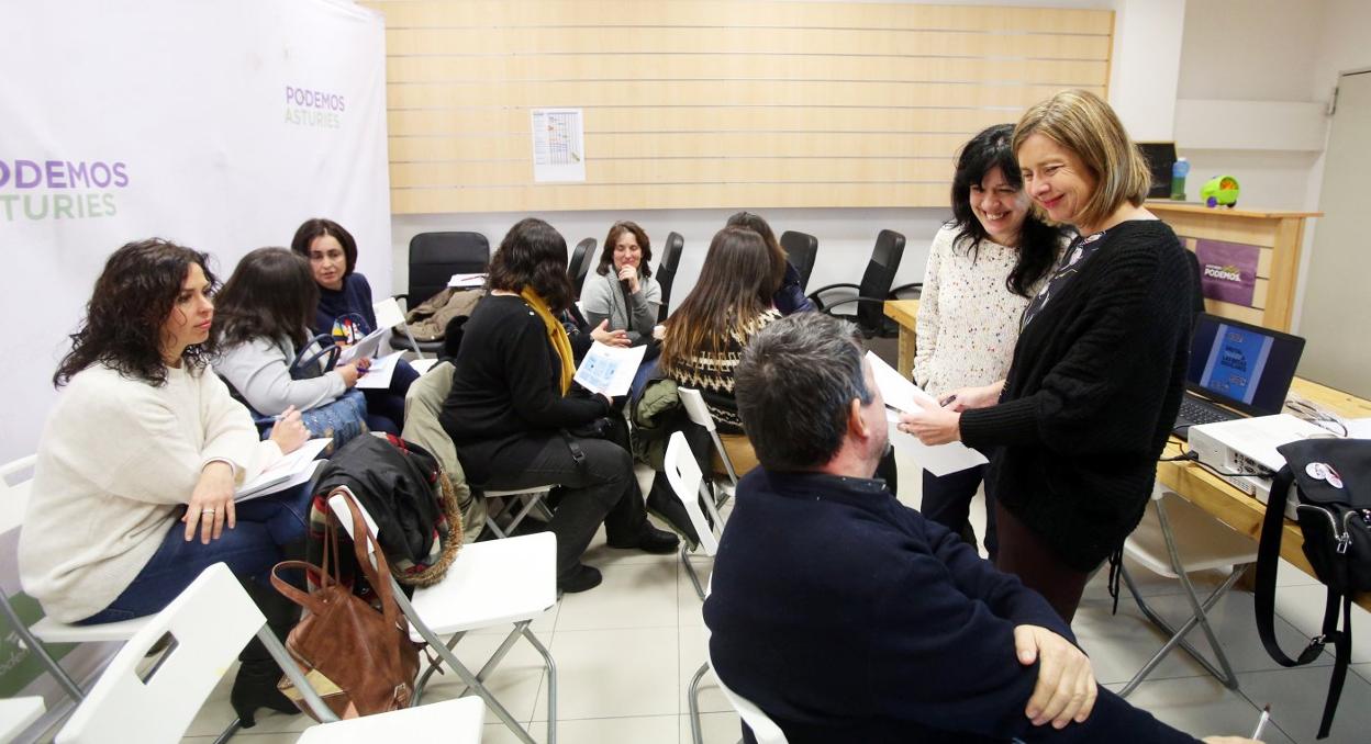 Ana Taboada junto a representantes de una docena de Ampas en la reunión celebrada ayer por la mañana. 