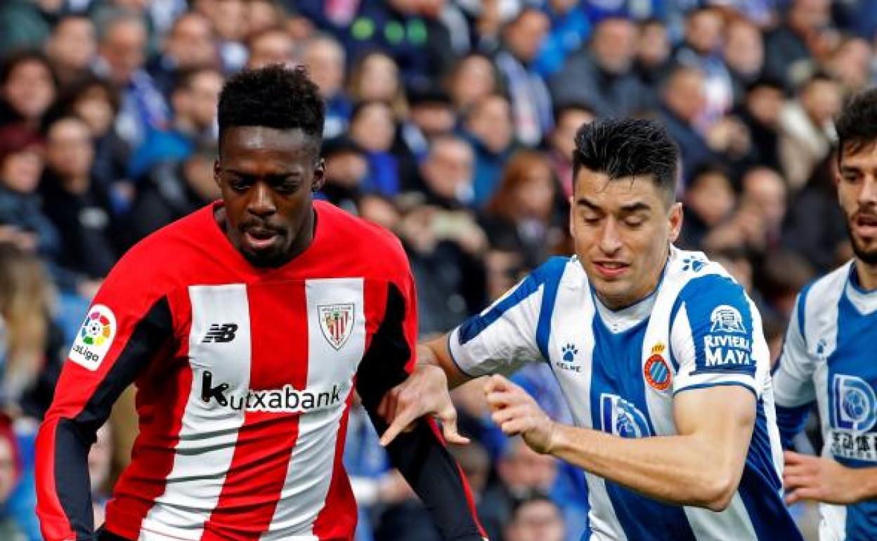 Iñaki Williams pugna con Marc Roca. 