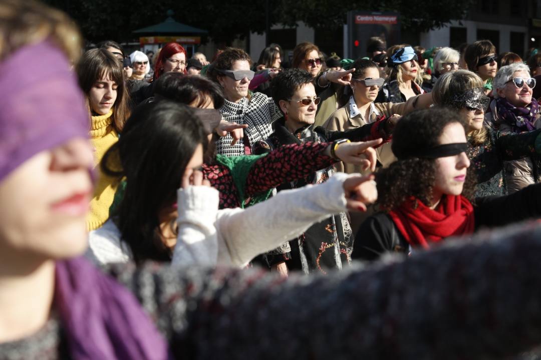 Varios colectivos del Principado se han unido en la plaza de El Humedal para protagonizar una 'flashmob' con la que se pretende «quitarle la culpa a la víctima» de una violación. 'Un violador nel to camín' es la versión asturiana de 'Un violador en tu camino', del grupo feminista chileno Lastesis, que ha dado la vuelta al mundo