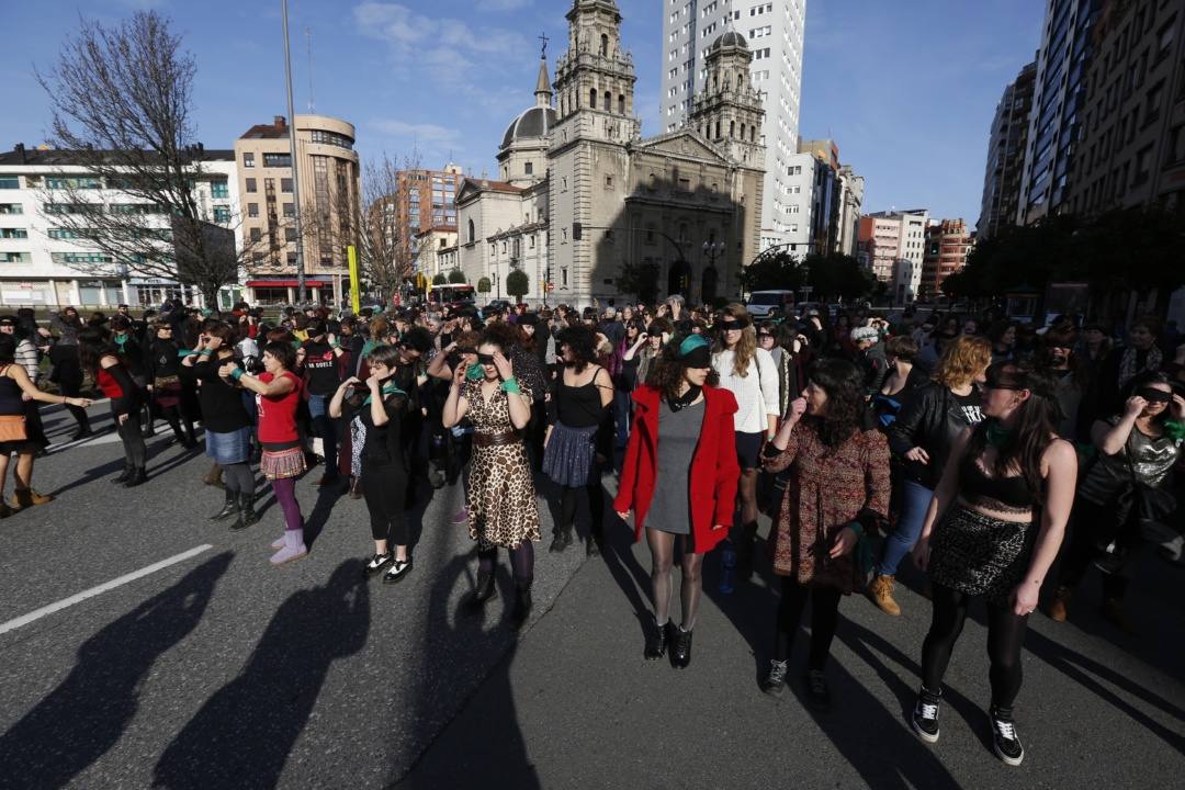 Varios colectivos del Principado se han unido en la plaza de El Humedal para protagonizar una 'flashmob' con la que se pretende «quitarle la culpa a la víctima» de una violación. 'Un violador nel to camín' es la versión asturiana de 'Un violador en tu camino', del grupo feminista chileno Lastesis, que ha dado la vuelta al mundo