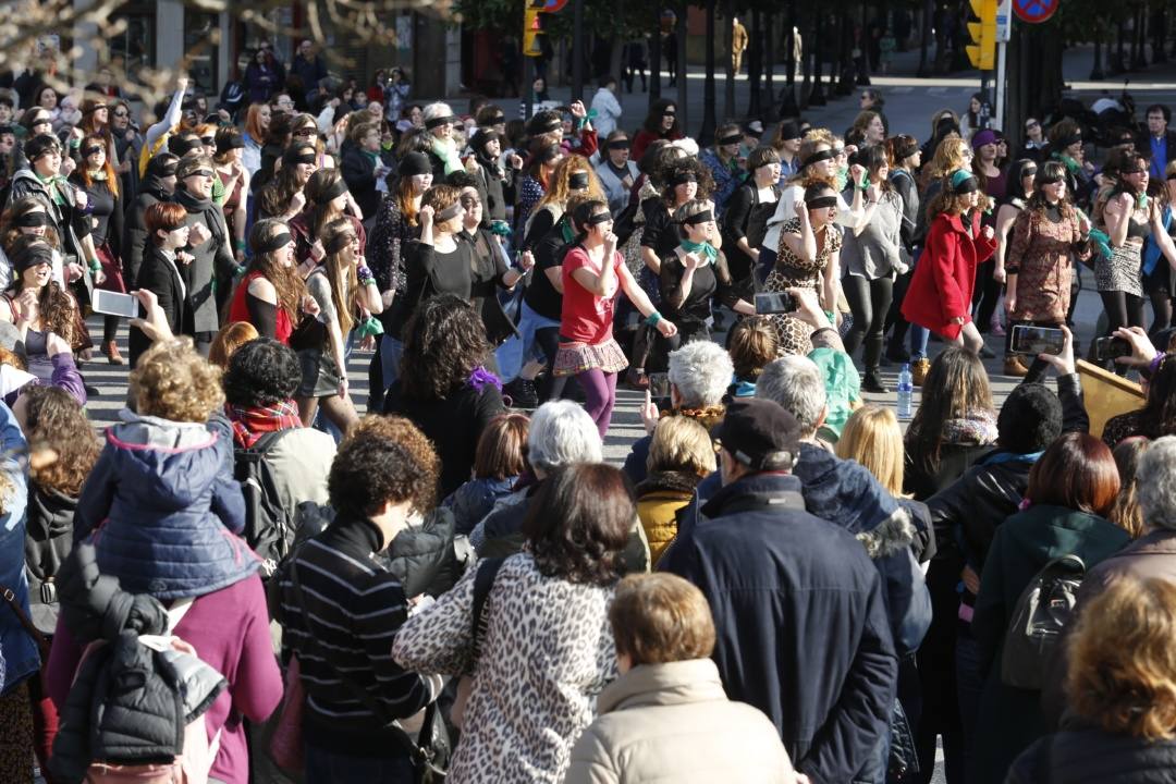 Varios colectivos del Principado se han unido en la plaza de El Humedal para protagonizar una 'flashmob' con la que se pretende «quitarle la culpa a la víctima» de una violación. 'Un violador nel to camín' es la versión asturiana de 'Un violador en tu camino', del grupo feminista chileno Lastesis, que ha dado la vuelta al mundo