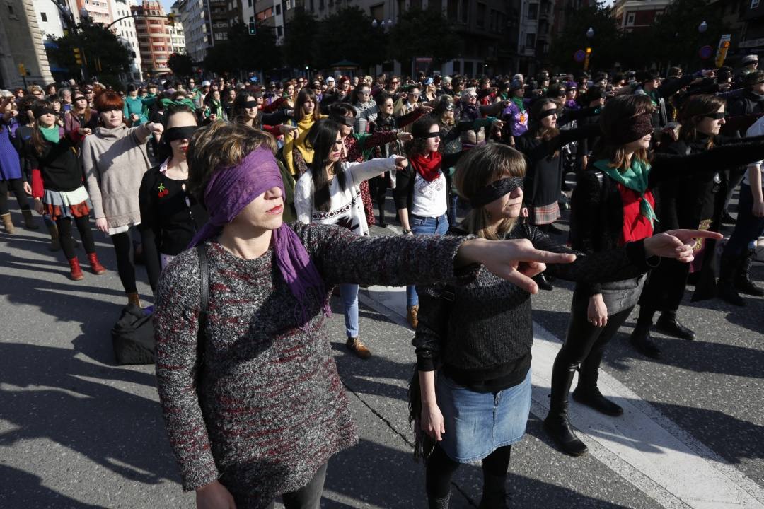 Varios colectivos del Principado se han unido en la plaza de El Humedal para protagonizar una 'flashmob' con la que se pretende «quitarle la culpa a la víctima» de una violación. 'Un violador nel to camín' es la versión asturiana de 'Un violador en tu camino', del grupo feminista chileno Lastesis, que ha dado la vuelta al mundo