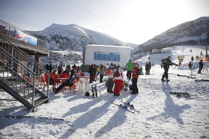 Pajares celebra el Día Mundial de la Nieve con múltiples actividades durante toda la jornada de este sábado. La estación de Fuentes de Invierno se une también a esta celebración.