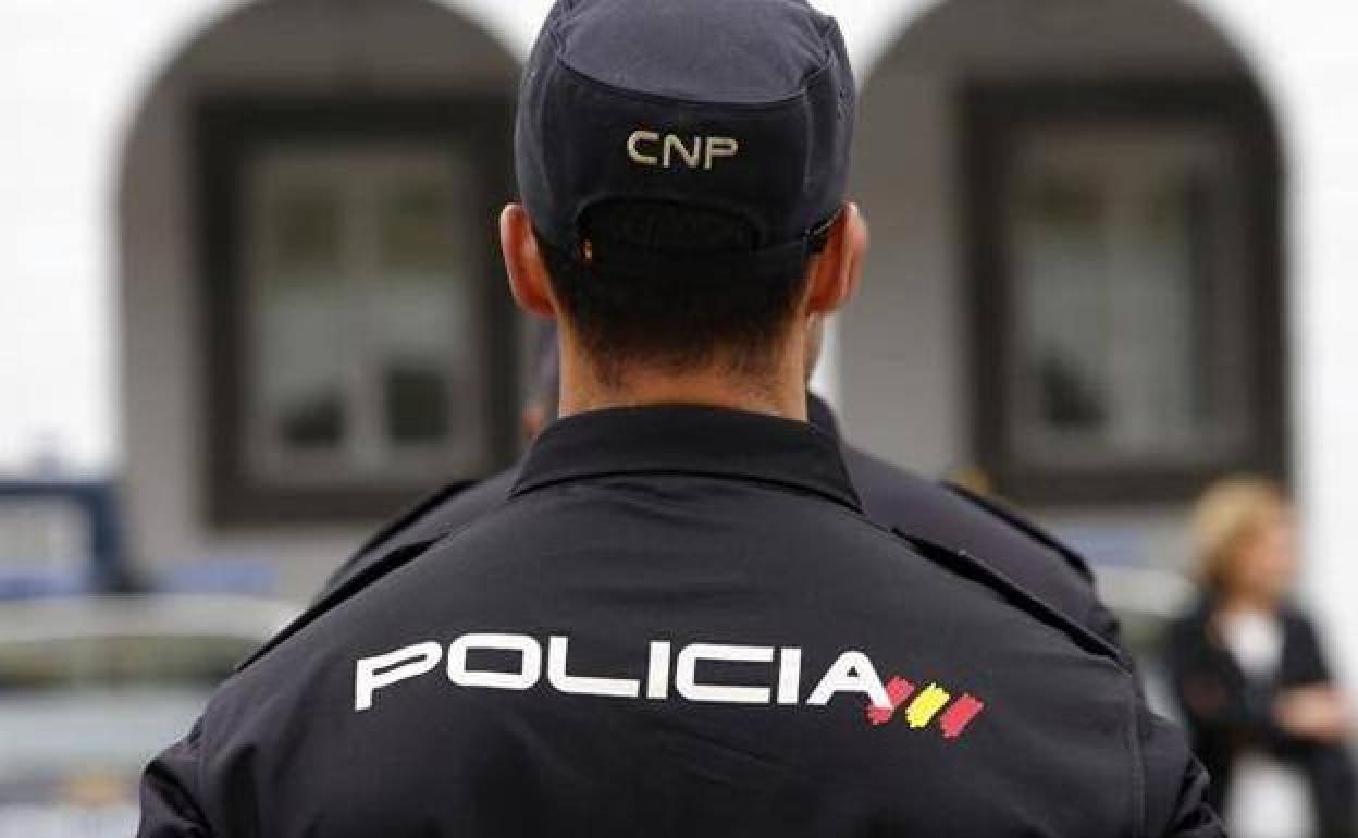 Detienen a una mujer de 35 años por abandonar a su hija recién nacida en un portal