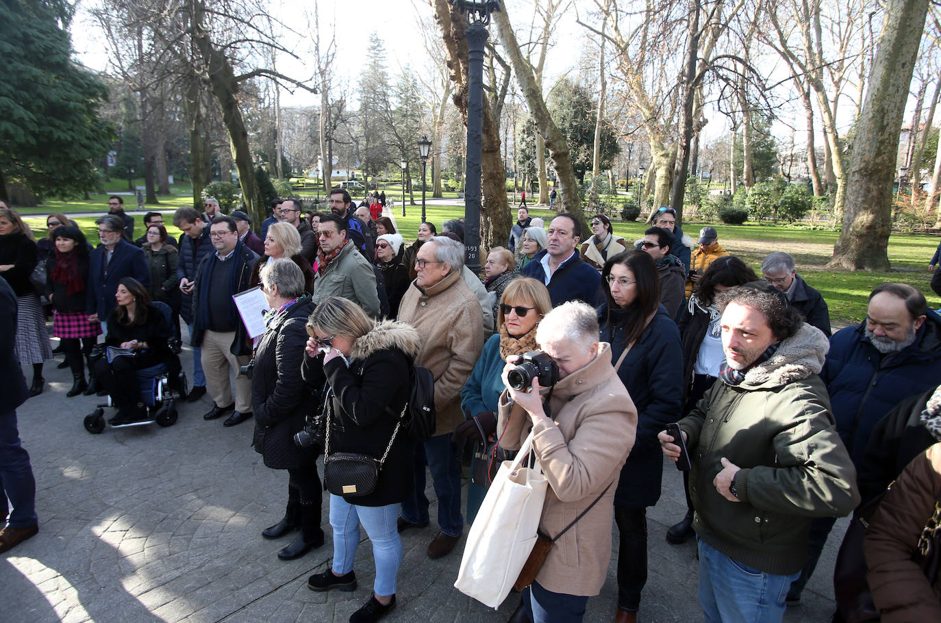 El acto en memoria de las víctimas del Holocausto celebrado ante el monolito conmemorativo del Campo San Francisco en Oviedo, recordó a los «18 millones de europeos asesinados por los nazis, de los cuales seis millones eran judíos»