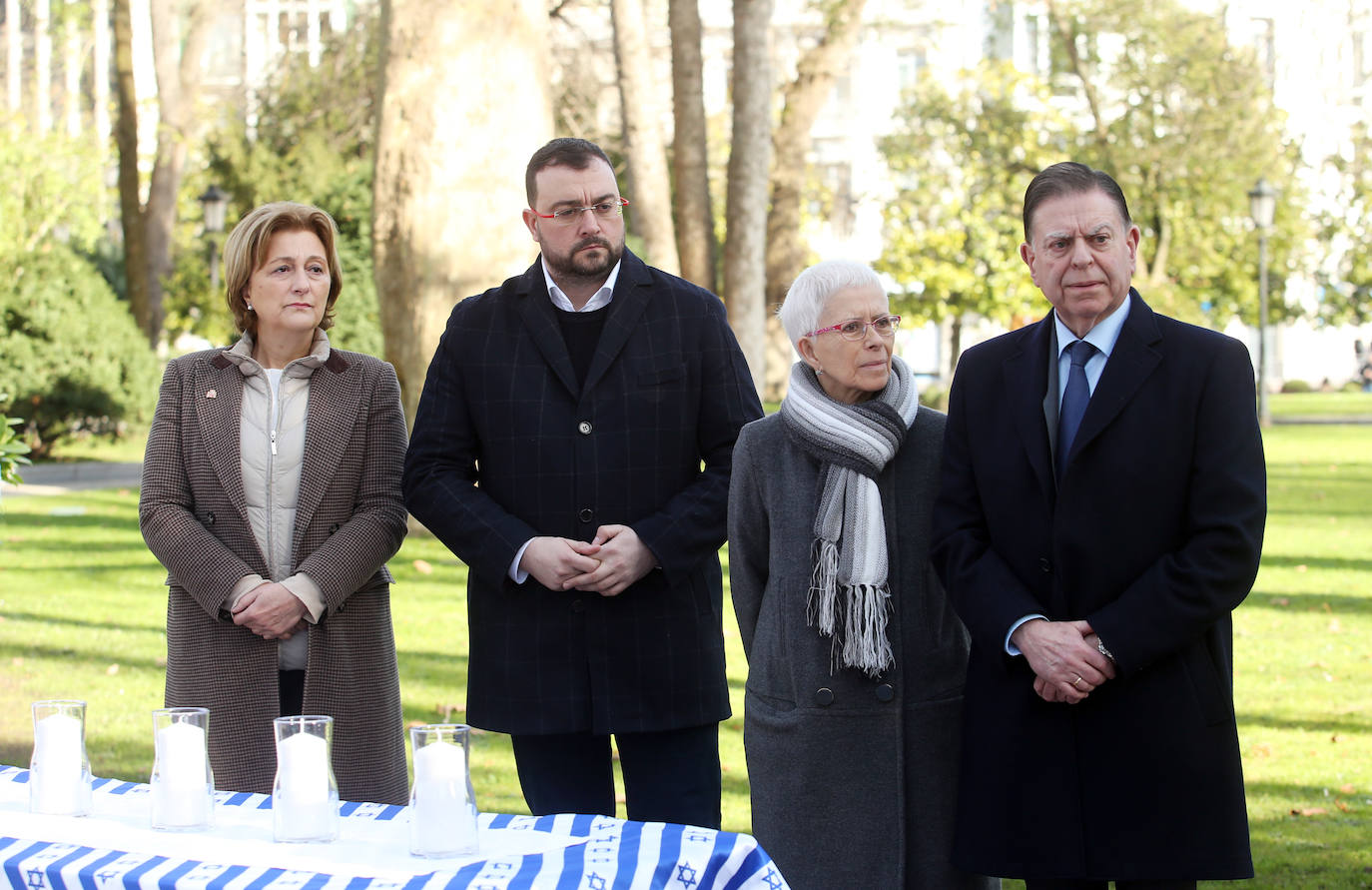 El acto en memoria de las víctimas del Holocausto celebrado ante el monolito conmemorativo del Campo San Francisco en Oviedo, recordó a los «18 millones de europeos asesinados por los nazis, de los cuales seis millones eran judíos»