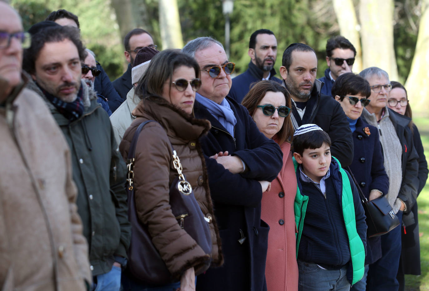 El acto en memoria de las víctimas del Holocausto celebrado ante el monolito conmemorativo del Campo San Francisco en Oviedo, recordó a los «18 millones de europeos asesinados por los nazis, de los cuales seis millones eran judíos»