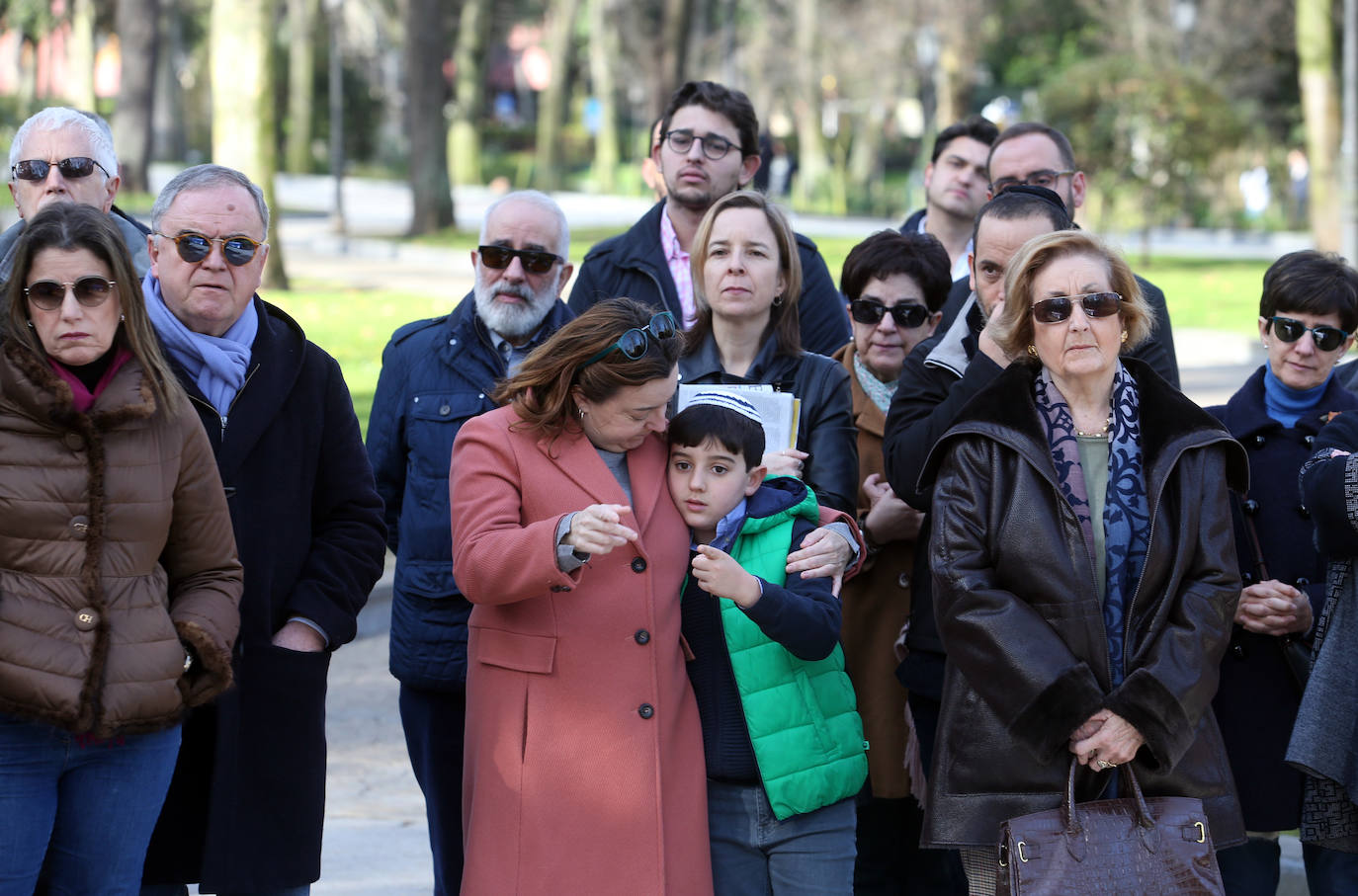 El acto en memoria de las víctimas del Holocausto celebrado ante el monolito conmemorativo del Campo San Francisco en Oviedo, recordó a los «18 millones de europeos asesinados por los nazis, de los cuales seis millones eran judíos»