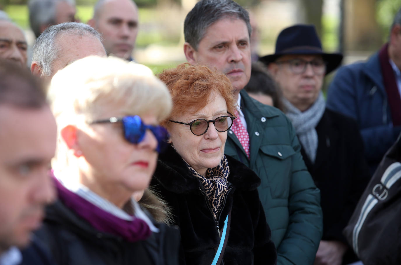 El acto en memoria de las víctimas del Holocausto celebrado ante el monolito conmemorativo del Campo San Francisco en Oviedo, recordó a los «18 millones de europeos asesinados por los nazis, de los cuales seis millones eran judíos»